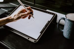 Rozwijanie umiejętności rysowania przy użyciu tabletu graficznego: Jak przenieść tradycyjne techniki rysunkowe na ekran
