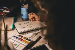 Rysowanie inspirowane muzyką: jak tworzyć obrazy, które oddają dźwięki