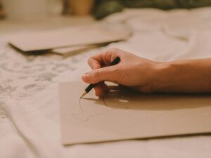 Komiksowa narracja: jak przedstawiać historie za pomocą kolejnych kadrowych obrazów