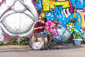 Sztuka graffiti: jak tworzyć uliczne obrazy z wykorzystaniem sprayów